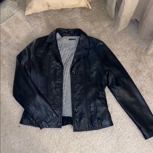 Women’s fitted leather jacket
